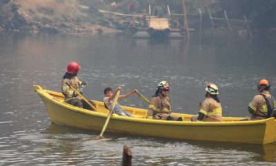 ¡Destacable!: Niño de 13 años traslada a bomberos remando su bote