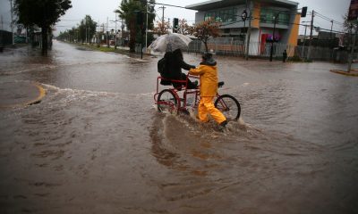 Vuelven los tradicionales triciclos para cruzar a la gente en estos días de lluvia