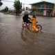 Vuelven los tradicionales triciclos para cruzar a la gente en estos días de lluvia